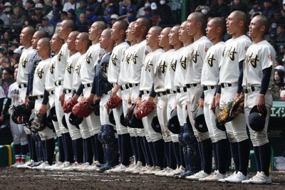 【神村学園－横浜】横浜を破り、校歌を歌う神村学園の選手たち＝阪神甲子園球場で2026年3月20日、岩本一希撮影