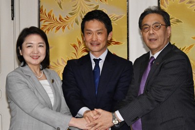 党首会談後の記者対応を終え、握手を交わす（左から）公明党の竹谷とし子代表、中道改革連合の小川淳也代表、立憲民主党の水岡俊一代表＝国会内で2026年2月17日午後4時36分、平田明浩撮影