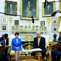 トランプ米大統領（中央右）と会談する高市早苗首相（同左）＝米ホワイトハウスで2026年3月19日、AP