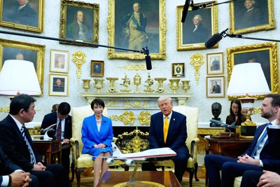 トランプ米大統領（中央右）と会談する高市早苗首相（同左）＝米ホワイトハウスで2026年3月19日、AP