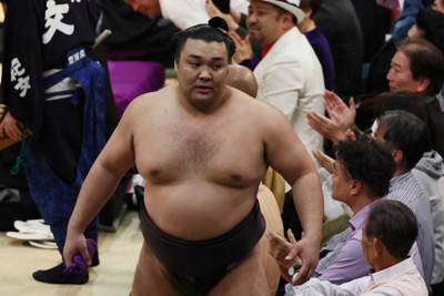 優勝を決め支度部屋に引き上げる霧島＝エディオンアリーナ大阪で2026年3月21日、長澤凜太郎撮影