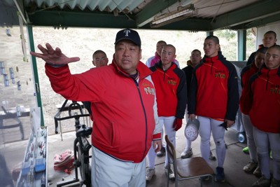 グラウンドで練習スケジュールの確認をする大阪桐蔭の西谷浩一監督＝大阪府大東市で2026年2月1日、西村剛撮影