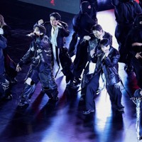大勢のファンの前で熱唱するBTSのメンバーたち＝ソウル市光化門で2026年3月21日、代表撮影・ロイター