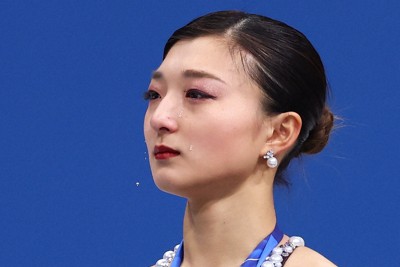 表彰台で涙をこぼす坂本花織＝ミラノ・アイススケートアリーナで2026年2月19日、猪飼健史撮影