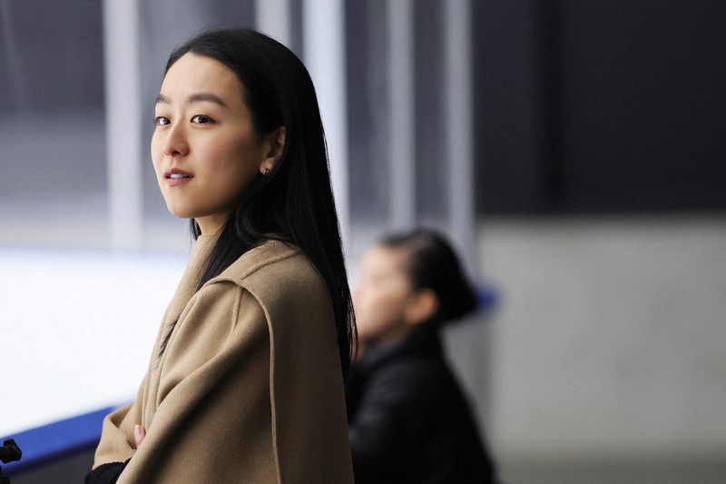浅田真央さんがリンクサイドにデビュー 選手たちを温かく見守る [写真
