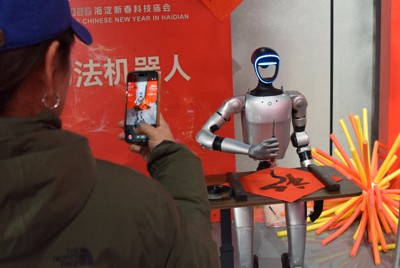 毛筆で「福」の字を書く書道ロボット＝北京市で2026年3月2日、河津啓介撮影