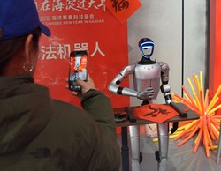 毛筆で「福」の字を書く書道ロボット＝北京市で2026年3月2日、河津啓介撮影