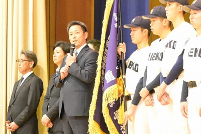 センバツ旗授与式で意気込みを語る沖田展男監督と中澤良文部長（左端）の午年コンビ＝三重県松阪市の三重高校体育館で2026年3月9日、午年の長谷山寧音撮影