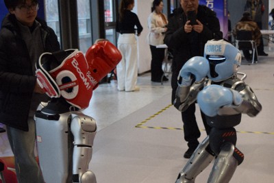 素早くパンチを繰り出すボクシングロボット＝北京市で2日、河津啓介撮影