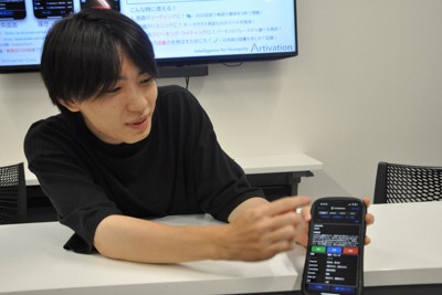 開発した英語辞書アプリについて説明する中田涼介さん＝東京都港区で2025年9月17日、平塚雄太撮影