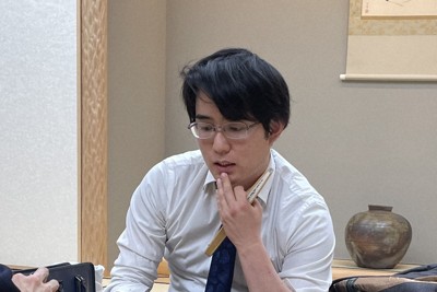 A級順位戦で千田翔太八段に勝ち、対局を振り返る佐々木勇気八段＝東京都渋谷区の将棋会館で2026年1月14日、丸山進撮影