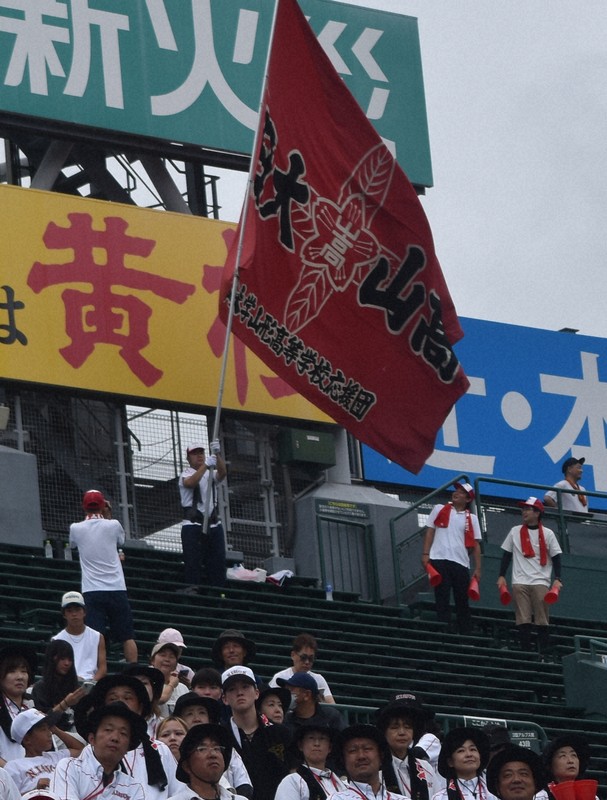 巨大な「応援旗」はどこに？ 変わるアルプス席の景色 センバツ | 毎日新聞