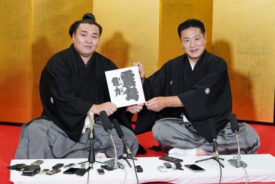 初の大関昇進伝達式後の記者会見で霧馬山からの改名を発表した霧島（左）と陸奥親方（元大関・霧島）＝東京都墨田区の陸奥部屋で2023年5月31日（代表撮影）