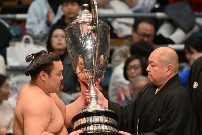 表彰式で賜杯を受け取る霧島（左）＝エディオンアリーナ大阪で2026年3月22日、北村隆夫撮影