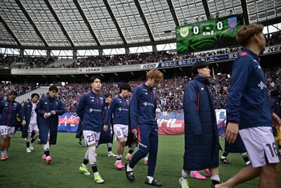【東京ヴ－FC東京】PK戦の末に、「東京ダービー」で敗れて肩を落とすFC東京の選手たち＝味の素スタジアムで2026年3月22日、藤井達也撮影