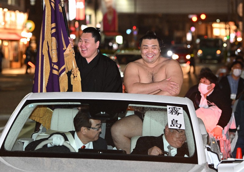 締め込み姿のまま優勝パレードをする霧島（右）＝大阪市中央区で2026年3月22日午後6時42分、大西岳彦撮影