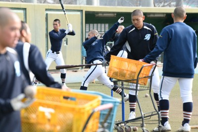 バッティング練習をする高川学園の選手たち＝山口県防府市で2026年1月31日、矢頭智剛撮影