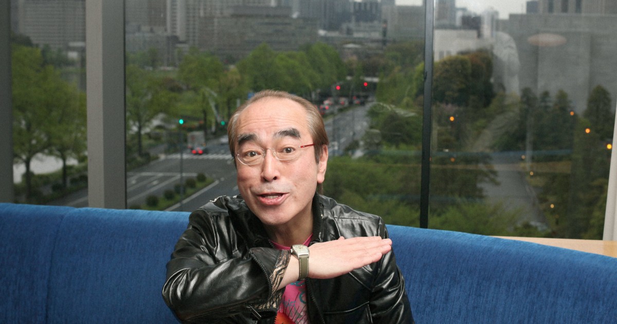 ポーズを取る志村けんさん＝東京都千代田区で2010年4月27日午後、尾籠章裕撮影