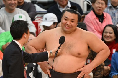 優勝インタビューに答える霧島＝エディオンアリーナ大阪で2026年3月22日、北村隆夫撮影