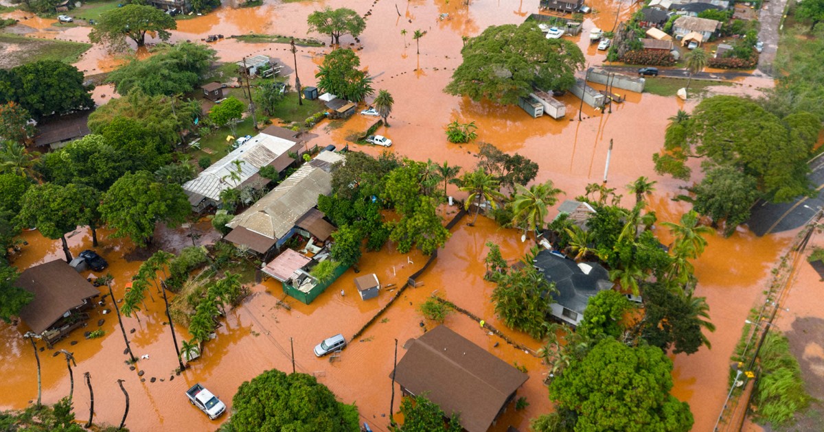 Hawaii's worst flooding in 20 yrs threatens dam, prompts evacuations, as more rain looms