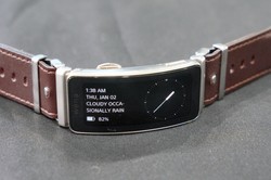 スマートウオッチ「wena X」は、時計ベルトのバックル部（留め具部分）に本体ディスプレーを配置しているのが特徴。これにより、時計部分は自分が好きなアナログ時計などを使える＝筆者撮影