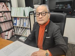執務室でインタビューに答える河合弘之氏=東京都新宿区で2026年3月19日、今沢真撮影