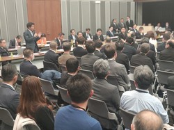 民事調停が終結した日に開かれた集会で、国会議員の話を聞く被害者の人たち＝東京都千代田区で2026年3月17日、今沢真撮影