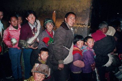 ポタラ宮殿内部の法王洞への入室を待つ巡礼者たち　1992年3月＝受賞作の永橋和雄さん『チベットの迷宮　ポタラ宮殿』より