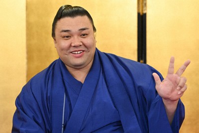 3度目の優勝から一夜明け、記者会見で笑顔を見せる霧島＝堺市東区で23日、大西岳彦撮影