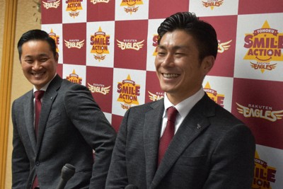 取材に答える楽天アンバサダーの銀次さん（左）と岡島豪郎さん＝岩手県庁で2026年3月19日、山田英之撮影