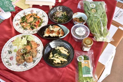 土気からし菜を使った料理の数々。右側は生葉や漬物、キムチ、マスタード。左側はギョーザや肉巻きフライなど＝千葉市若葉区で2026年3月7日、柴田智弘撮影