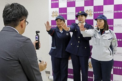 交通安全を呼びかける動画の撮影に臨む「越前セーフティマネージャー」を務める外国人（奥左右の2人）＝共同