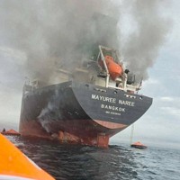 ホルムズ海峡付近で攻撃を受け、煙に包まれたタイの貨物船＝2026年3月11日（タイ海軍提供・ロイター）