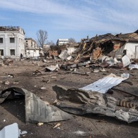 　21日、ウクライナ東部ドネツク州スラビャンスクで、ロシア軍の攻撃で被害を受けた郵便局（ゲッティ＝共同）