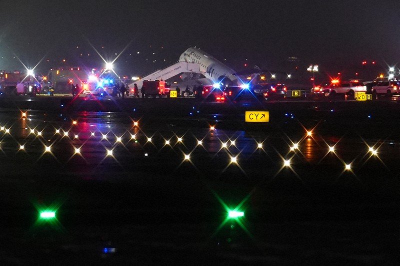 機長ら2人死亡、40人搬送 NYの空港でエアカナダ機が衝突 | 毎日新聞