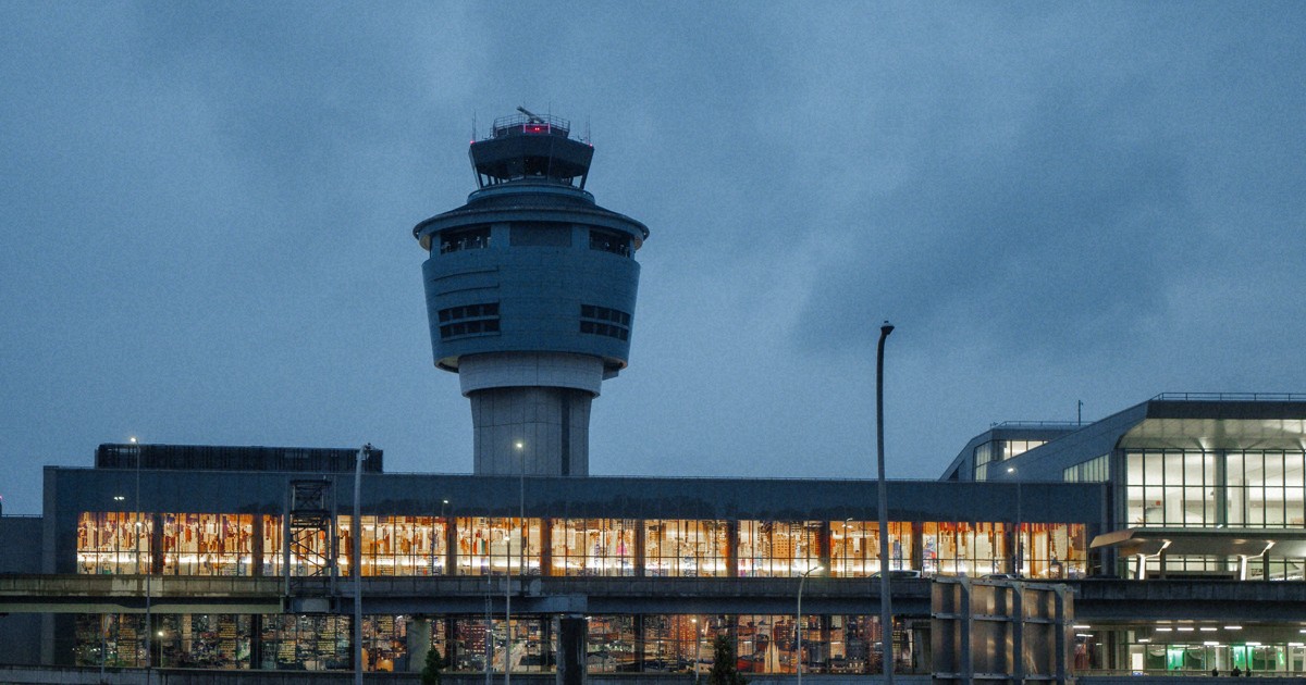 ニューヨークの空港でエアカナダ機が車両と衝突　4人負傷か