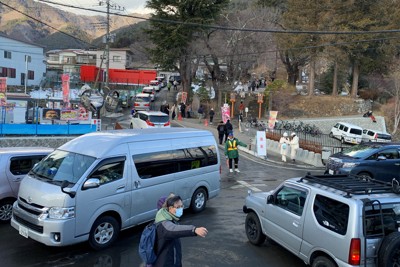 2024年2月、公園のふもとにある駐車場の空きを待つ車列。桜の開花期間は通行止めにして駐車場も閉鎖する＝山梨県富士吉田市提供