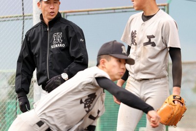 投手を指導する熊本工の田島圭介監督（左奥）＝熊本市で2026年2月7日、金澤稔撮影