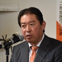 敗戦の弁を述べる無所属前職の福島伸享氏＝茨城県水戸市小吹町で2026年2月8日午後11時8分、小林多美子撮影