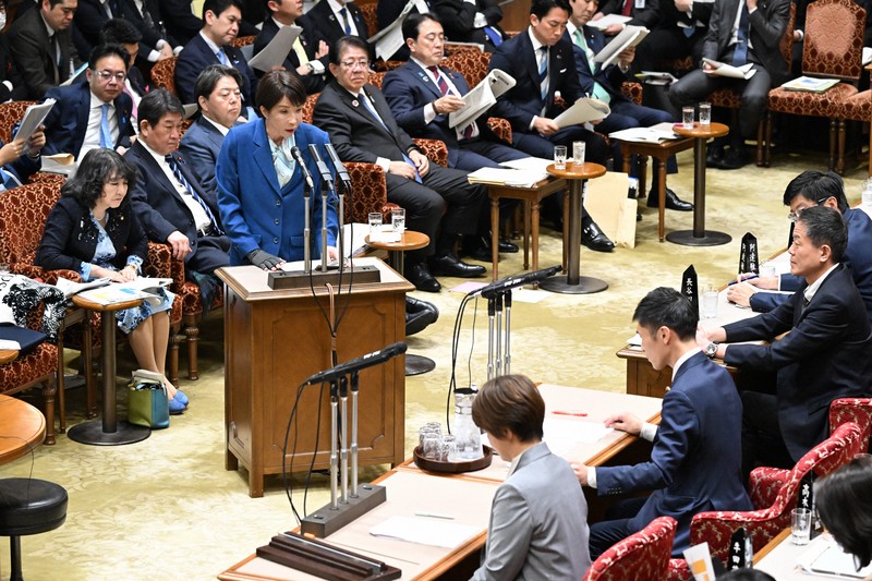 参院予算委員会で答弁する高市早苗首相（左）＝国会内で2026年3月17日、平田明浩撮影