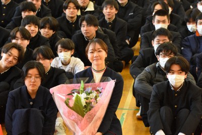 後輩たちと記念撮影をする吉田雪乃選手（前列中央）＝盛岡市の盛岡工高で2026年3月19日、山田英之撮影