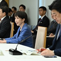 中東情勢に関する関係閣僚会議で発言する高市早苗首相（中央）。奥は赤沢亮正経済産業相、手前は木原稔官房長官＝首相官邸で2026年3月24日午前9時28分、平田明浩撮影