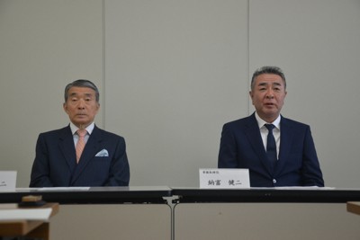 記者会見した佐賀共栄銀行の二宮洋二頭取（左）と次期頭取に内定した納富健二常務＝県庁で2026年3月24日午後1時6分、石川貴教撮影