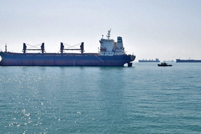 海上交通の要衝であるホルムズ海峡。米イラン関係が悪化するたびに緊張が高まる＝2012年1月27日、鵜塚健撮影