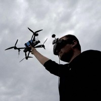FPV型ドローンの飛行訓練に臨む「ブラックアロー大隊」の操縦士＝昨年5月、ウクライナ東部ドニプロペトロウスク州メジョワ（共同）