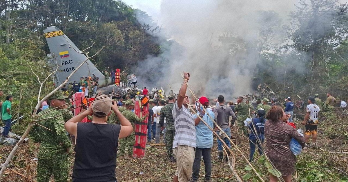 コロンビア軍の輸送機が農場に墜落、60人超死亡　原因は調査中
