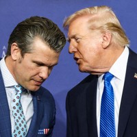 ヘグセス米国防長官に語りかけるトランプ大統領（右）＝南部テネシー州で2026年3月23日、ロイター