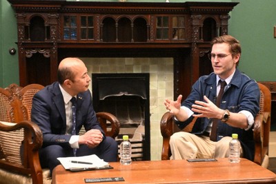 長崎市の鈴木史朗市長（左）に同市の魅力を語るクレイグ・モドさん＝同市大浦町で2026年3月19日午後5時19分、尾形有菜撮影
