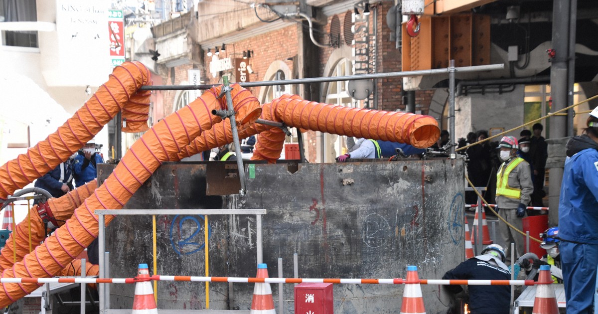 大阪の国道で突き出した鋼管、切断作業始まる　埋め戻し困難で