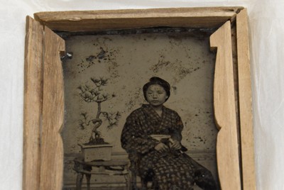 14歳ごろの子規の妹・律の写真。見合い写真とみられる＝松山市で2026年3月16日午後2時58分、狩野樹理撮影